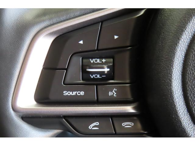 ステアリングリモコン付きです。ハンドルを握りながらでもオーディオの操作ができます。慣れれば視線移動も無く操作できますので、安全・安心です。