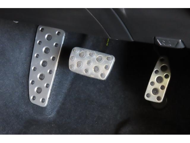 スポーティなデザインのアルミパッドブレーキペダルです。