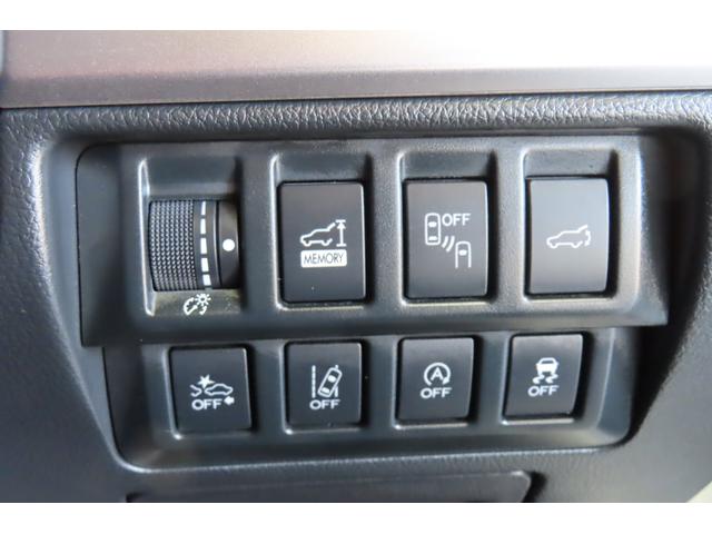 運転席の前、右側にスイッチ類を集中させた使いやすい配置です。