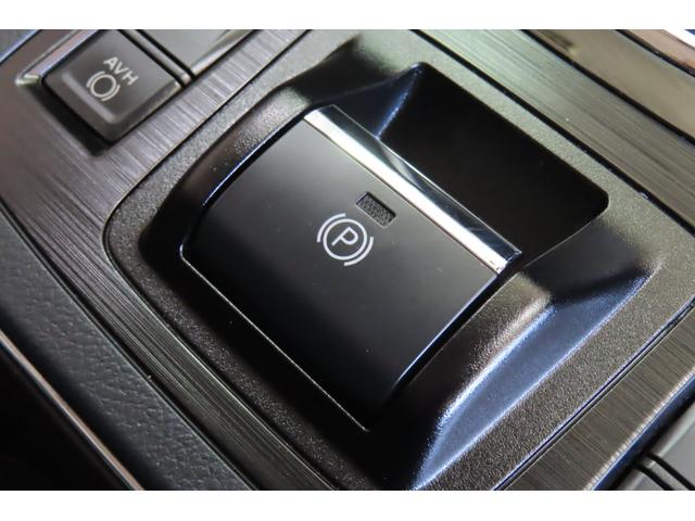 電動パーキングブレーキを採用。指で軽く引き上げればパーキングブレーキが掛かり、押すと解除ができます。