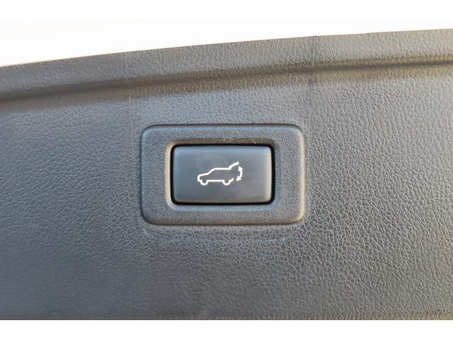 ”ボタンを押せば、リヤゲートが開閉するスイッチです。スイッチを押せば自動で動きます。”