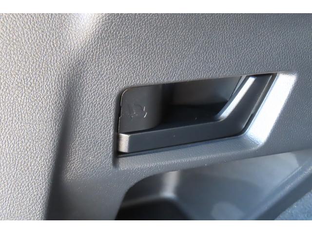 ワンタッチで後部座席が倒れるレバーを搭載。荷室が一手で広がり、後部座席まで回り込む手間が省けます。