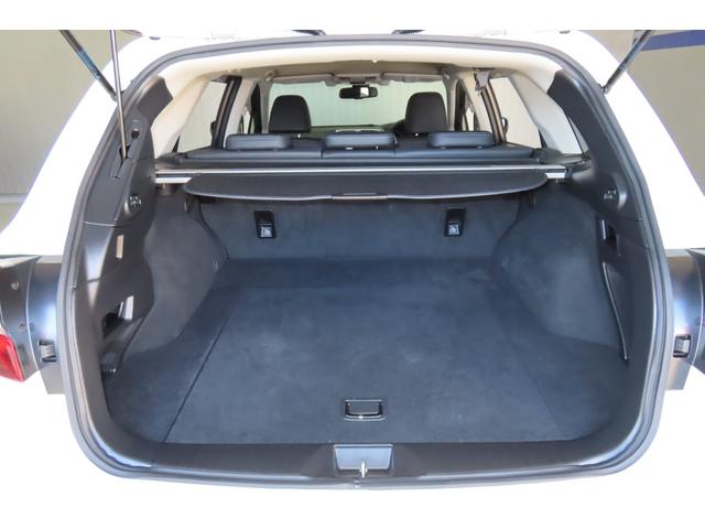 広くて奥行、高さのある荷室。ファミリーキャンプやご友人とのアウトドアスポーツでも大きな荷物を積みやすいです。荷物をすべて積んで、手ぶらでシートに座ったら、長距離ドライブで、思う場所に行けそうですね。