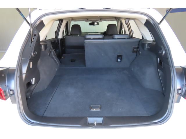大きな荷物や長尺物をつみたいときは、６：４分割可倒式のリアシートによってカーゴルームを拡張することができます。