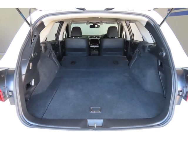 後ろのシートをすべて倒せばゆとりのある空間ができます。
