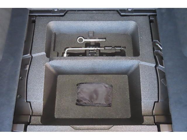 ラゲッジの下部にかさばる小物の収納に便利なスペースとパンク修理キットがあります。