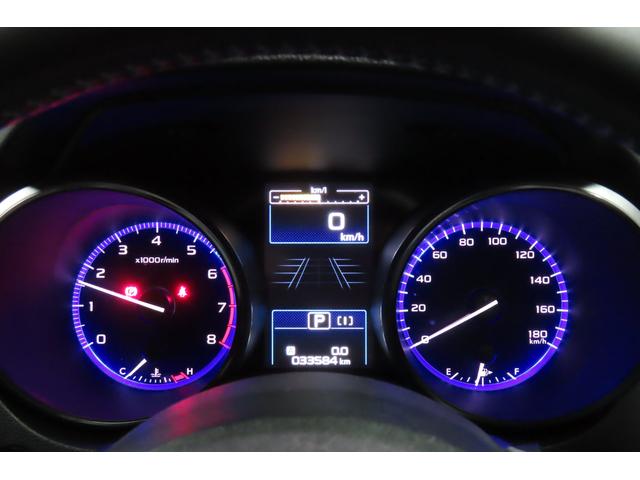 艶やかで精緻な文字盤と造形が先進感を演出するメーター。