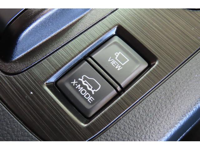 フロント＆サイドビューカメラの切り替えスイッチ。Ｘ−ＭＯＤＥは４輪の駆動力やブレーキなどを適切にコントロールすることで悪路からのスムーズな脱出を実現します。