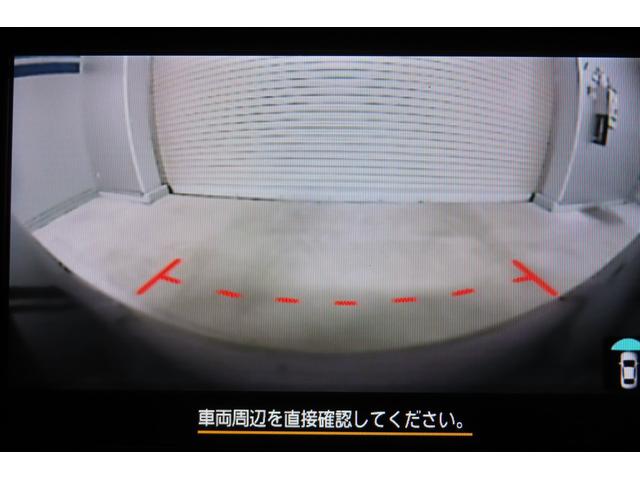 ボディ前方にあるカメラで前方を映し、見通しの悪い交差点や、パーキングメーターなどの目視確認で状況を把握しやすくなります。