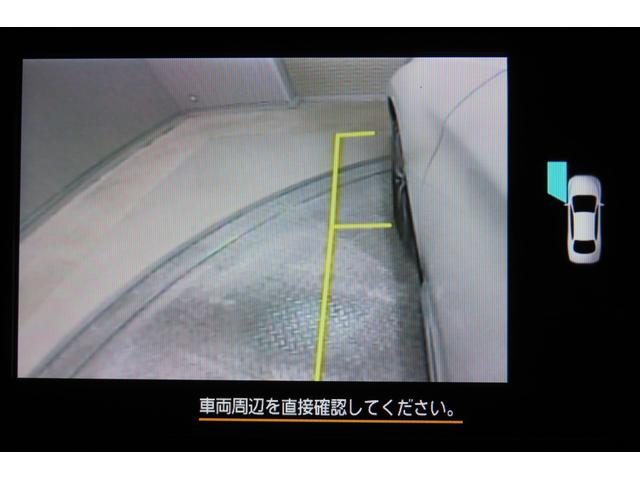 ドアミラーのカメラで側方を映し、溝や路肩、狭い道での幅寄せ駐車などをサポートします。