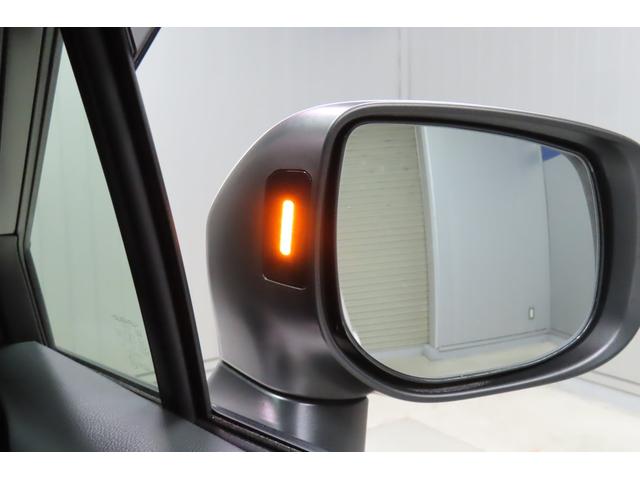 隣車線の後方から接近する自動車を感知しておしらせするリアビークルディテクションを装備。車線変更を支援してくれる安心装備です。