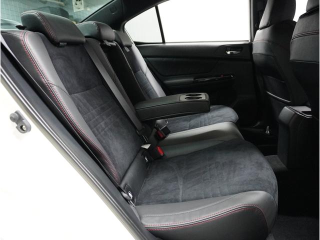 ３人掛けできる広さがあります。深く腰を掛けて頂くことが出来、ロングドライブでも疲れにくいですね。