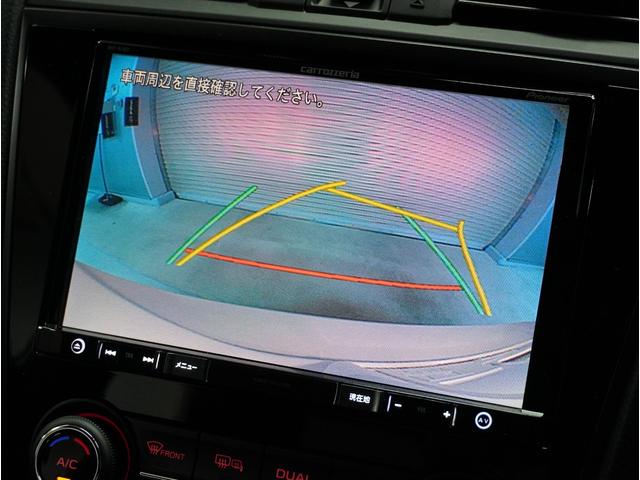 後方の視認性を高めるリアビューカメラを搭載。ガイドラインはステアリングの動きと連動しますのでよりスムーズな車庫入れが行えます。