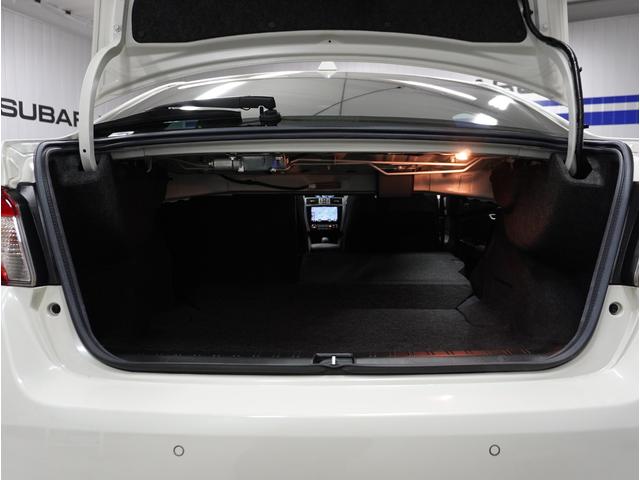 ６：４分割可倒式のトランクスルーによって、トランクルームを拡張可能。日常からアクティビティまでシーンに応じて多彩に使えます。