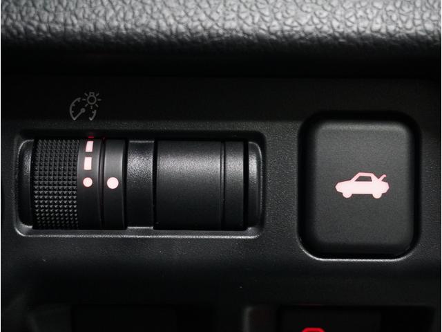 ”操作性に拘ったスバルの車では、わかりやすくスイッチ類を右側にレイアウト。ドアを開ければ手の届きやすい位置にあります。”