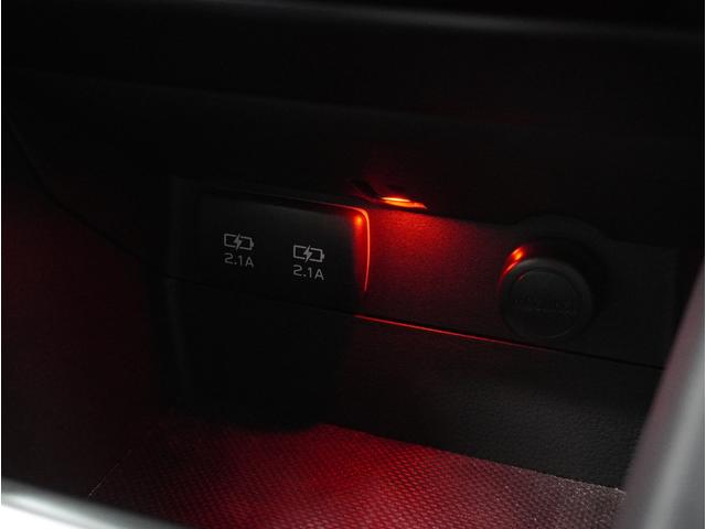 小物の収納に便利なセンタートレイには携帯等のデバイスの充電可能なＵＳＢ出力電源付です。