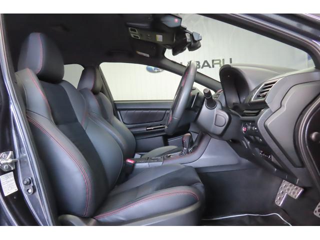 フロントシートはスポーツ走行をする方に最適なのはもちろん、オンロードでの快適な乗り心地も実現。日常的に使用する車としての性能も向上させている点もポイントです。