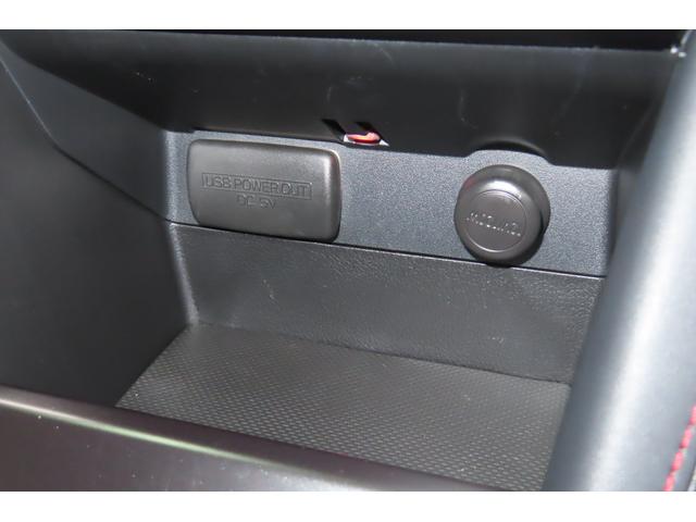 小物の収納に便利なセンタートレイには携帯等のデバイスの充電可能なＵＳＢ出力電源付です。