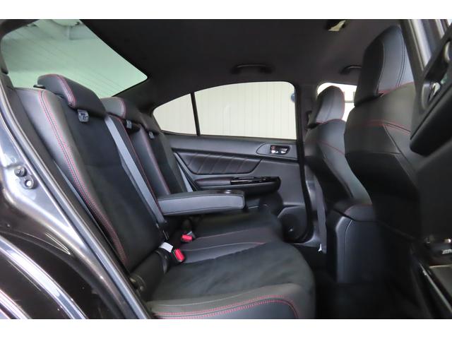 ３人掛けできる広さがあります。深く腰を掛けて頂くことが出来、ロングドライブでも疲れにくいですね。