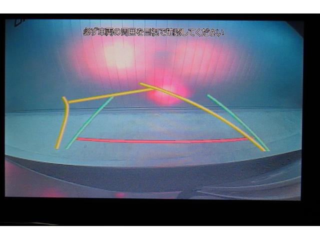 後方の視認性を高めるリアビューカメラを搭載。ガイドラインはステアリングの動きと連動しますのでよりスムーズな車庫入れが行えます。