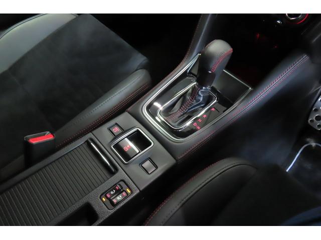 操作性に優れたシフトノブ周り。