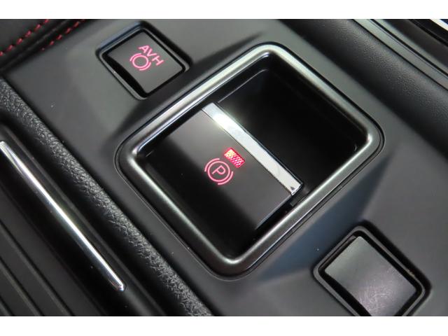 電動パーキングブレーキを採用。指で軽く引き上げればパーキングブレーキが掛かり、押すと解除ができます。