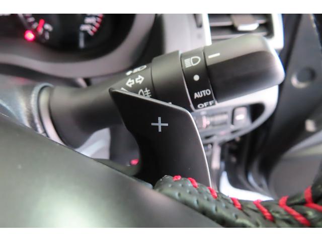 ステアリングから手を離さずＭＴ感覚のシフト操作が愉しめます。Ｄレンジ走行中でもパドル操作によって一時的にマニュアルモードに移行できます。