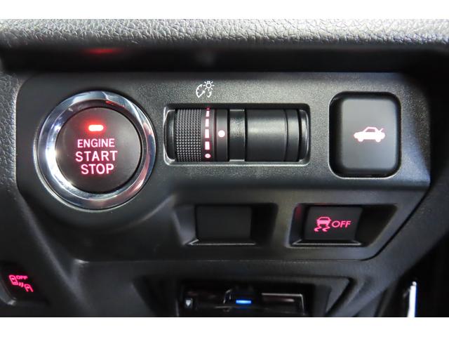 ”操作性に拘ったスバルの車では、わかりやすくスイッチ類を右側にレイアウト。ドアを開ければ手の届きやすい位置にあります。”