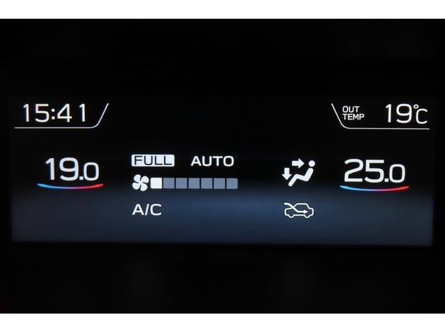 エアコンの温度を左右別々で設定できます。気候や、お客様の体調に合わせて調整が出来、快適にお過ごし頂けます。表示はマルチファンクションディスプレイに。