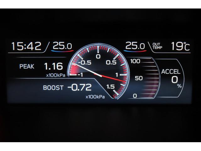 エアコンの温度設定、外気温をはじめ、お車の状態をダッシュ上部のディスプレイで表示します。