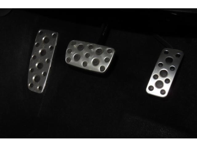 スポーティなデザインのアルミパッドブレーキペダルです。