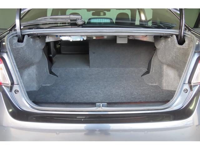 ６：４分割可倒式のトランクスルーによって、トランクルームを拡張可能。日常からアクティビティまでシーンに応じて多彩に使えます。