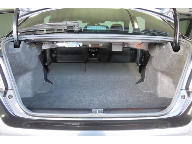 大容量のトランクルームは後部座席を分割して倒すことでお好みの広さに拡張できます。