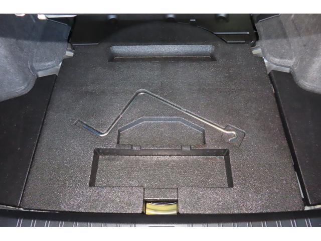 トランクルーム下部にも収納スペースあります。