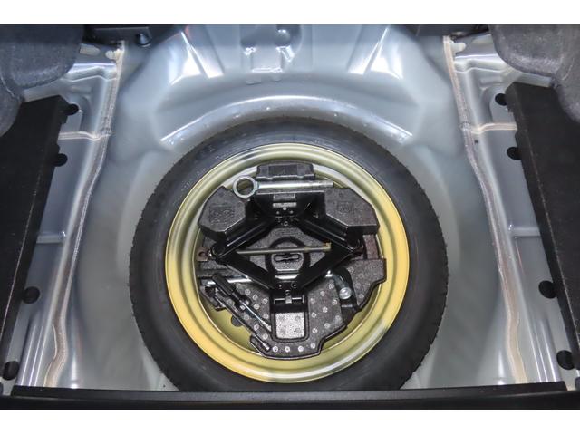 トランク最下部にテンパータイヤがあります。