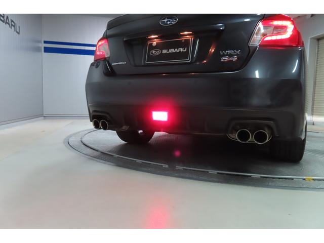 雨の日や霧の濃い日に後続車に自車の位置を知らせるためにリヤの赤色のフォグを装備しました。