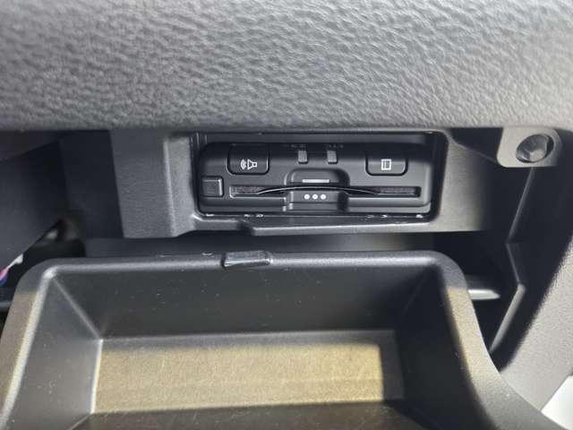 セレナ 2.0 XV 純正ナビAビューカメラ純正ドラレコETC オートクルーズ LEDライト ETC車載器 レーンキープ ワンオーナー車 インテリキー 記録簿 ドラレコ パワーウインドウ ナビTV エアコン ABS エアバッグ メモリーナビ キーレス 両自動ドア(10枚目)