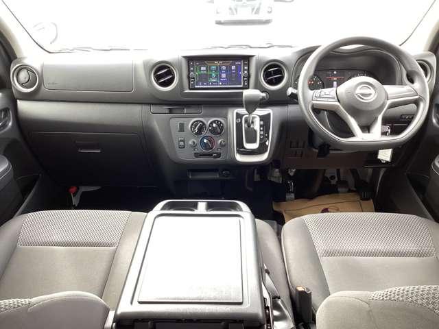 当店在庫車はすべてルームクリーニング済みでインパネ全体は視認性と操作性を重視したレイアウト。どなたでも扱いやすく、快適にお乗りいただけます。