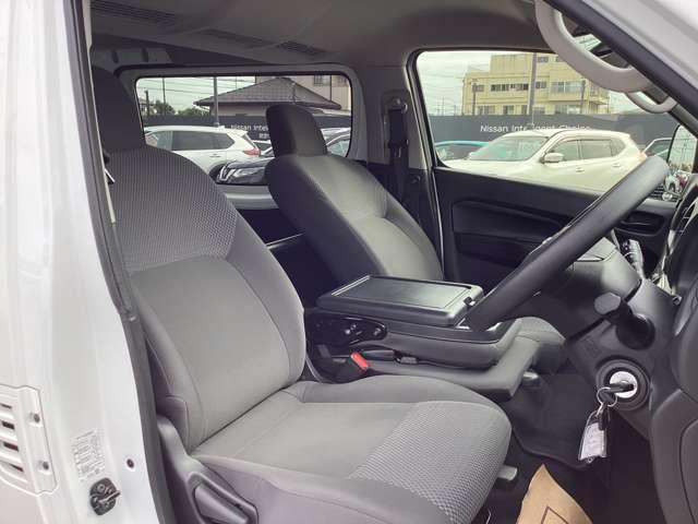 運転席は視認性や操作性を重視したつくりで、どなたでも扱いやすく快適にお乗りいただけます。清掃を行い、安心してご覧いただける状態で展示しております。