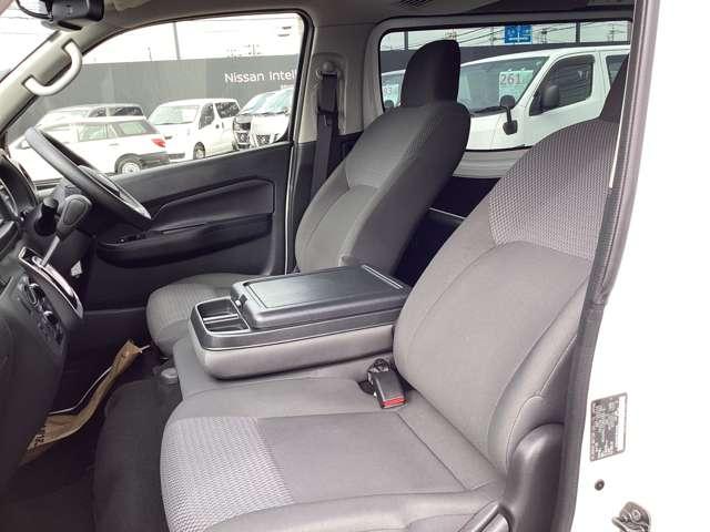 助手席もゆとりある設計で、乗り降りしやすく快適に過ごせる空間です。同乗者の方にも安心してお乗りいただけます。