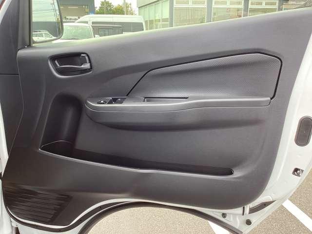 パワーウィンドウや自動ドアロック機能もございます。