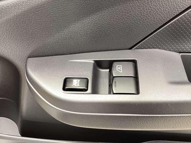 パワーウィンドウや自動ドアロック機能もございます。