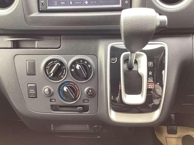 シフトレバーまわりは視認性・操作性を重視した設計です。全体を清掃し、快適にお乗りいただけるよう整えています。