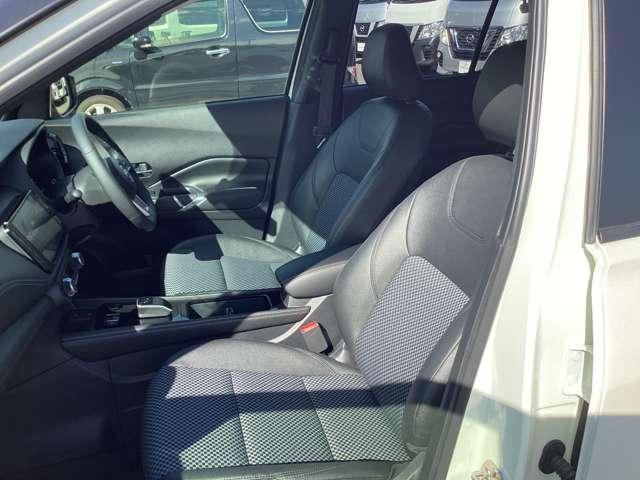 キックス １．２　Ｘ　ＦＯＵＲ　９０周年記念車　（ｅ－ＰＯＷＥＲ）　４ＷＤ　当社試乗車ＵＰプロパイロットアラウンドビュ　アラウンドビューカメラ　ＡＷＤ　エマージェンシーブレーキ　ＬＥＤヘッド　アルミ　レーンキープアシスト（10枚目）