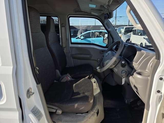 運転席は視認性や操作性を重視したつくりで、どなたでも扱いやすく快適にお乗りいただけます。清掃を行い、安心してご覧いただける状態で展示しております。