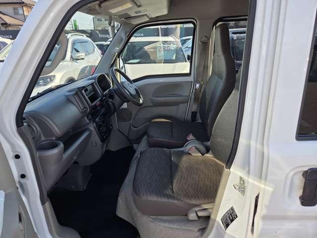 助手席もゆとりある設計で、乗り降りしやすく快適に過ごせる空間です。同乗者の方にも安心してお乗りいただけます。