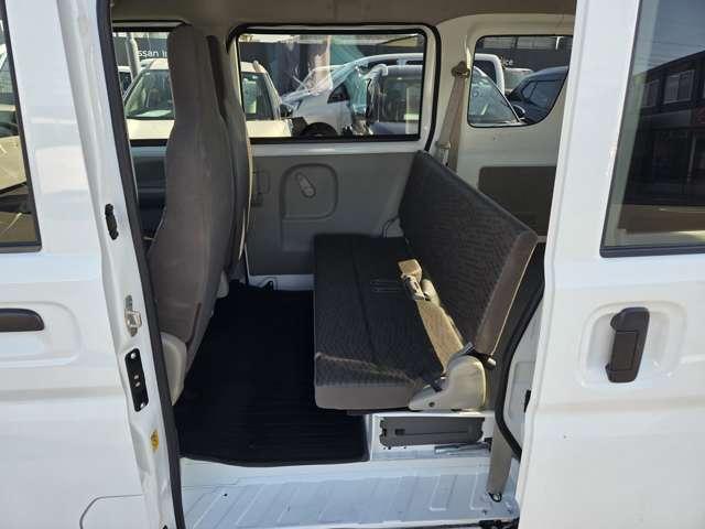 後部座席もゆったりくつろげます