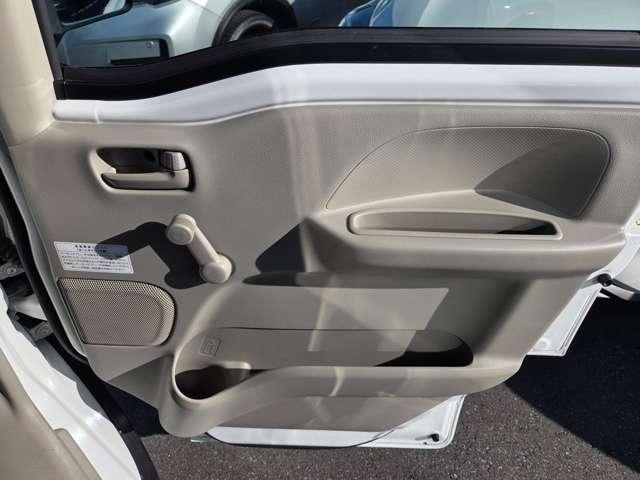 パワーウィンドウや自動ドアロック機能もございます。