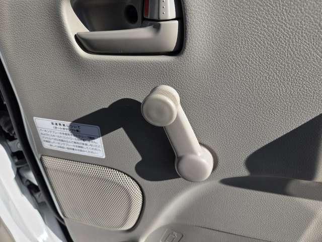 パワーウィンドウや自動ドアロック機能もございます。