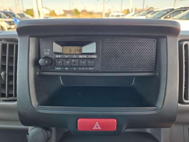 エアコン操作部は直感的に扱えるデザインで、細かな温度調整もスムーズ。シンプルな見た目ながら機能性の高さが感じられます。